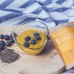 priprava sladice z zlatim mlekom in borovnicami